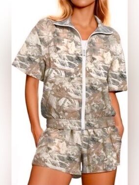 UOUA Women's Two-Piece Outfit Shorts & Zip Up Top/Jacket Camo Print Size Medium